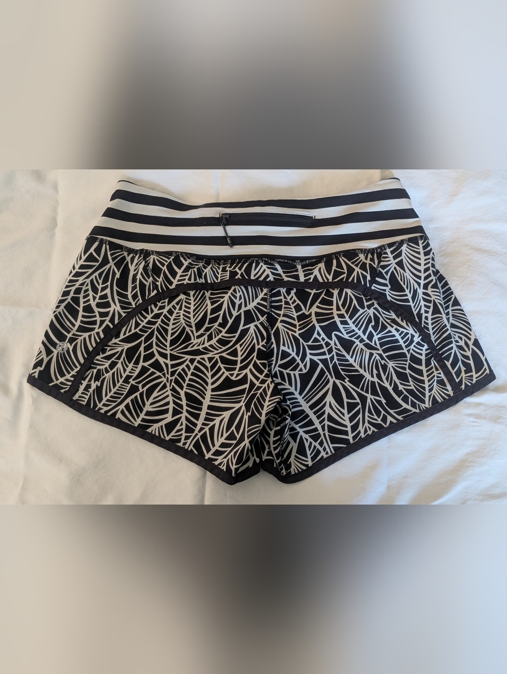 Women's Lululemon Athletica Black & White Speed Active Shorts Size 4 - Picture 4 of 6
